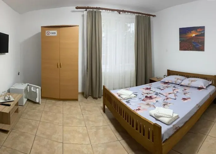 Gazde/Camere de închiriat Raven Comstar