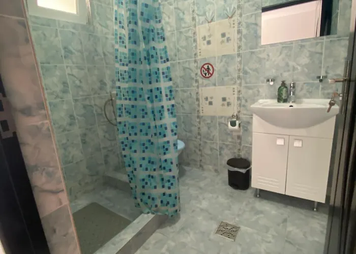 Raven Comstar Gazde/Camere de închiriat *