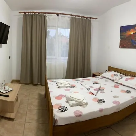 Gazde/Camere de închiriat Raven Comstar